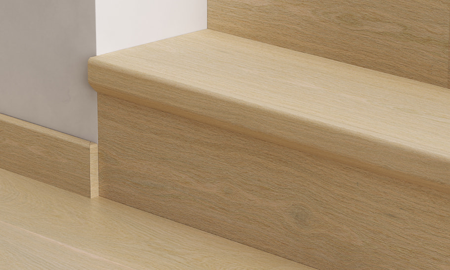 primer plano del acabado de la escalera con perfiles de madera de Pergo